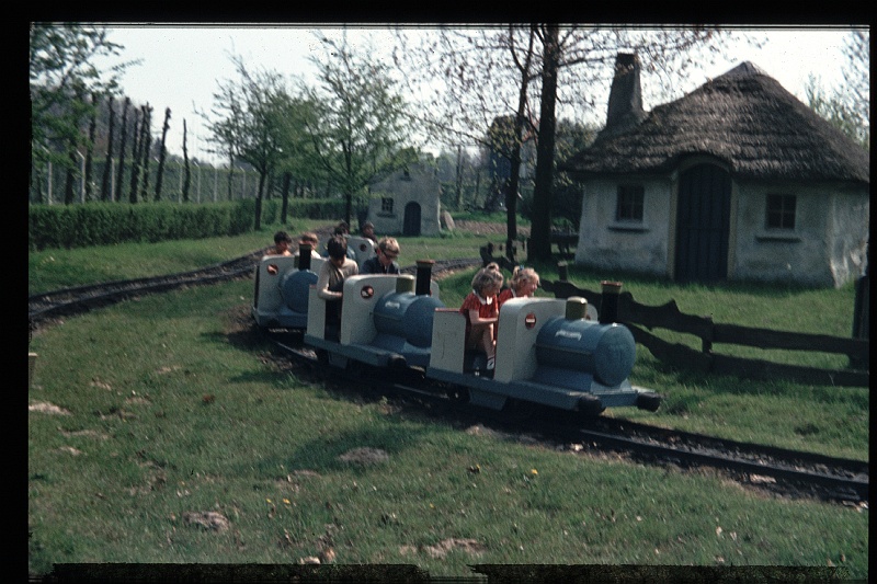 31.Efteling mei 1970 Brigitte,Marion.JPG